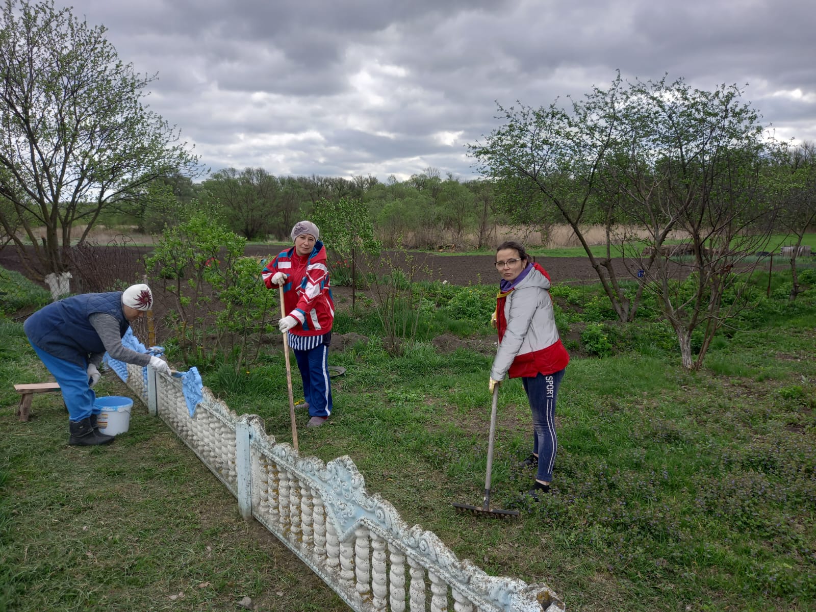 Традиционная акция «Обелиск» по уборке территории возле памятника погибшим односельчанам.